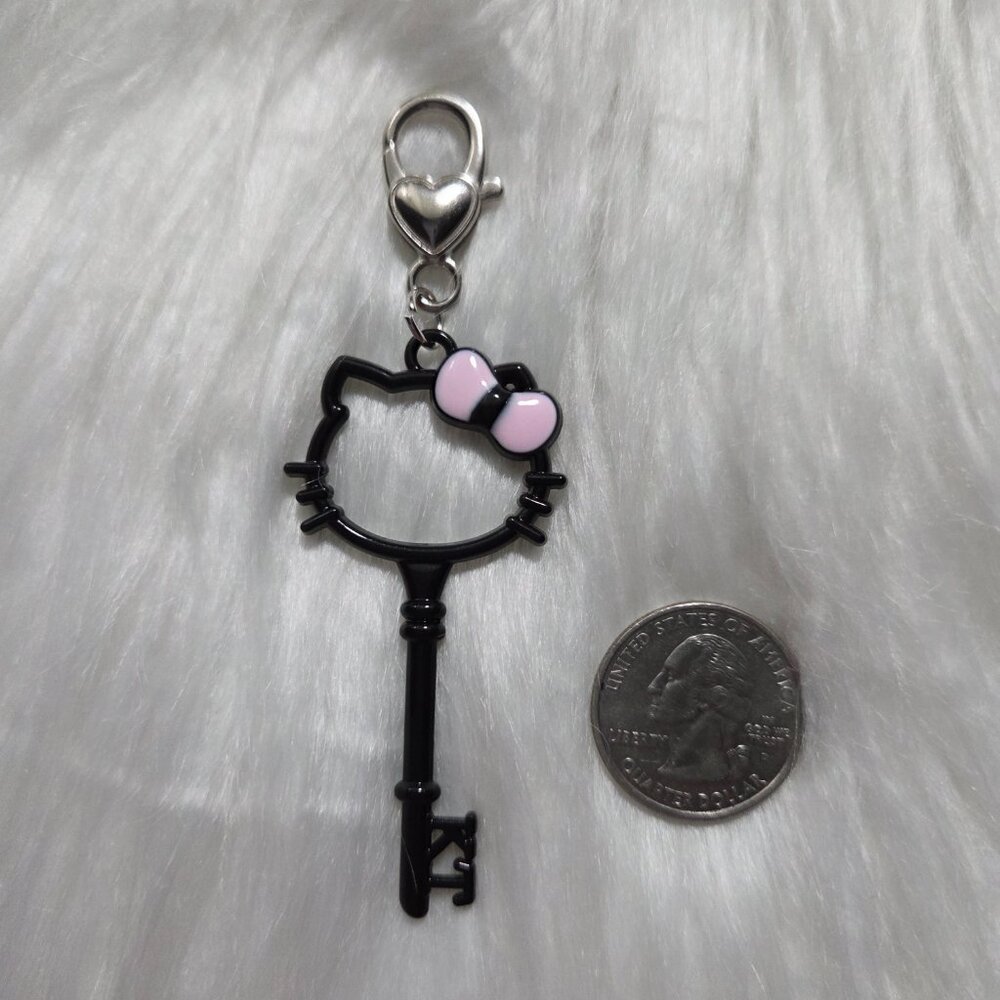 Hello Kitty Key Design Keychain - Picture 3 of 3
